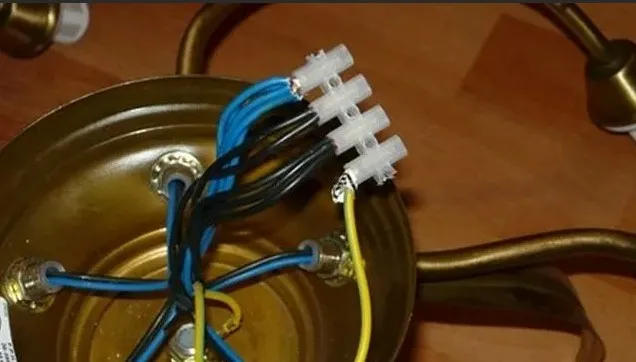 клеммник люстры для работы с двухклавишным выключателем