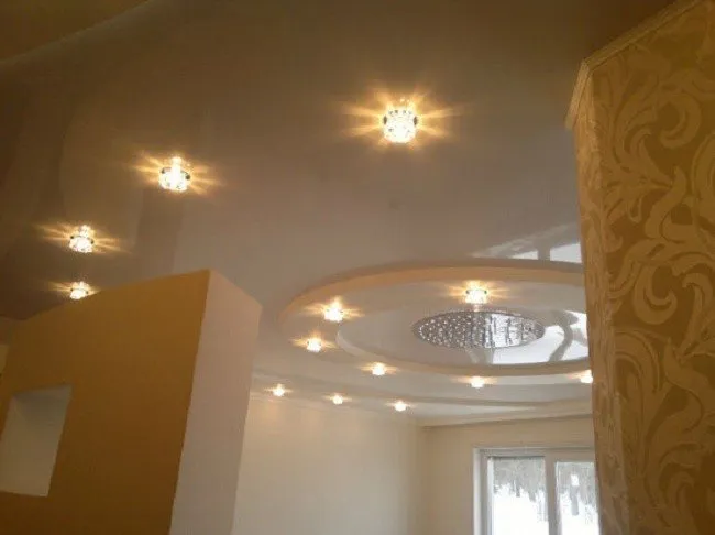 Внешний вид потолка с точечными светильниками