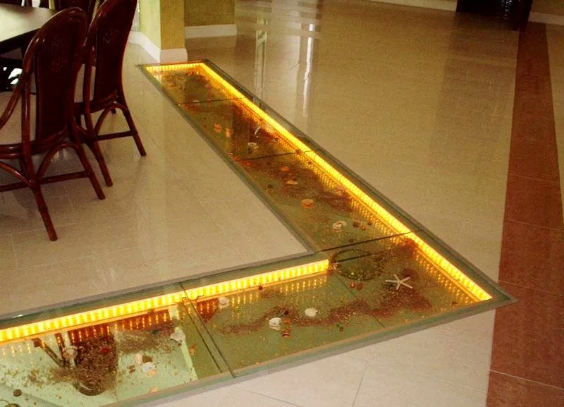 Бывают варианты использования на полу стеклянной плитки с подсветкой