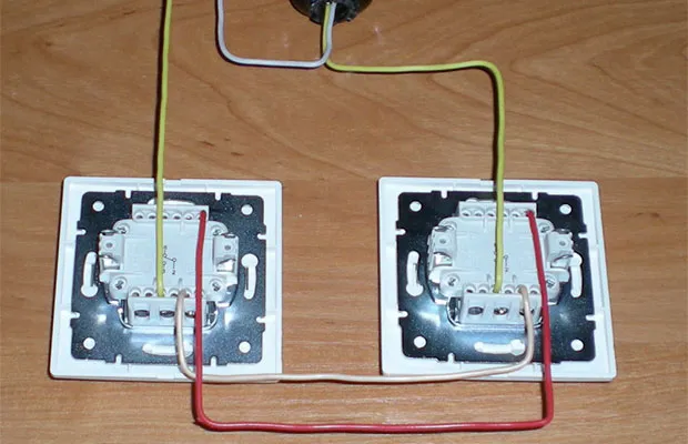 Как сделать два выключателя на одну лампочку схема подключения
